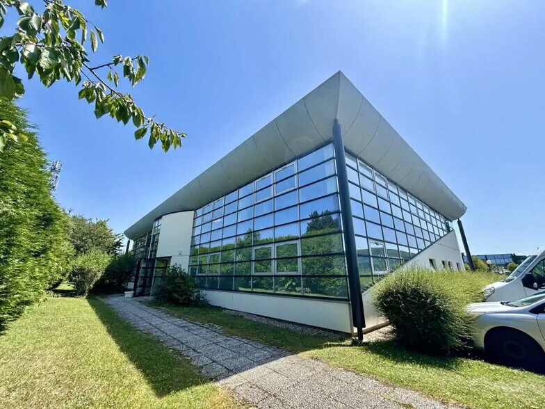 Office in Mont-Saint-Aignan for lease - Building Photo - Image 1 of 10