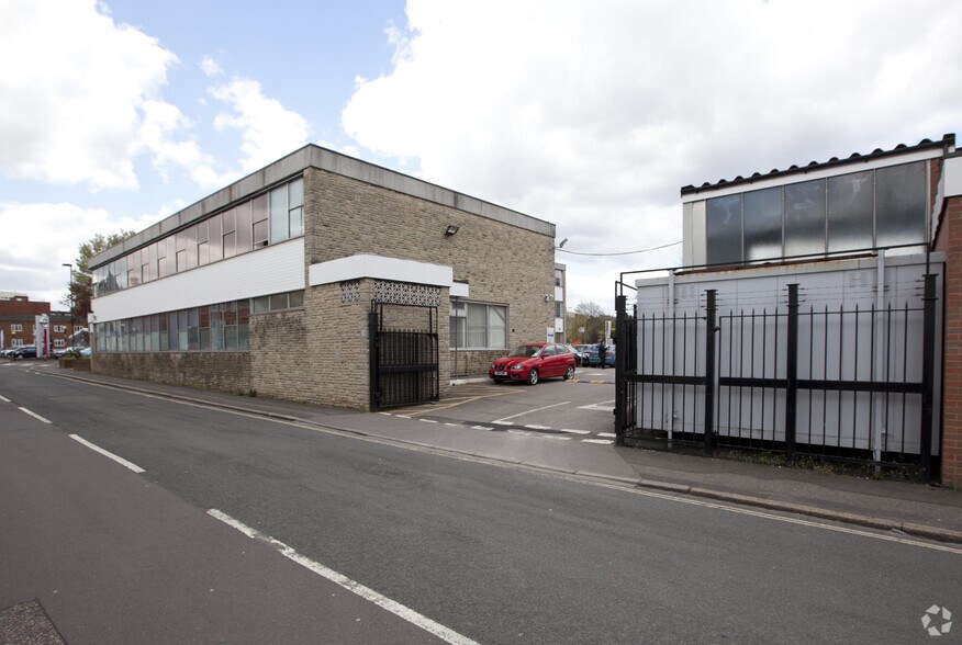 14-43 Victoria Rd, Aldershot for lease - Building Photo - Image 2 of 3