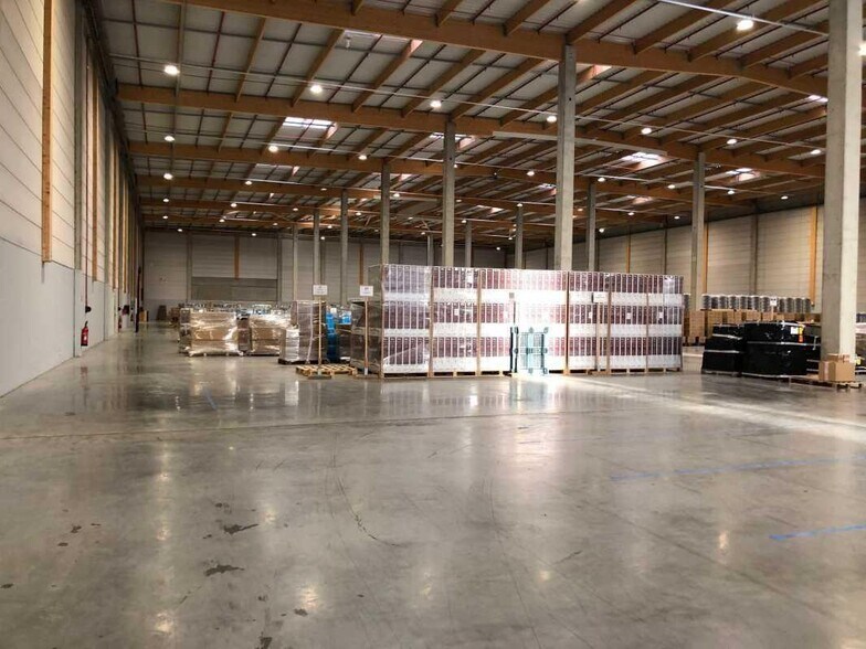 Flex in Marly-la-Ville for lease - Building Photo - Image 1 of 2