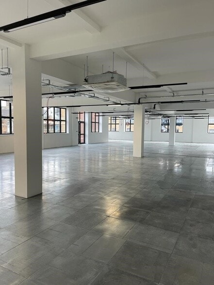 3 Victorian Grv, London for lease - Interior Photo - Image 2 of 28