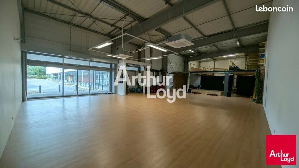 Retail in Liffré for lease - Interior Photo - Image 3 of 3