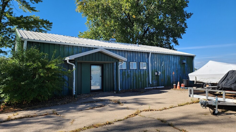 2189 Abraham Ln, Oshkosh, WI for lease - Primary Photo - Image 1 of 3