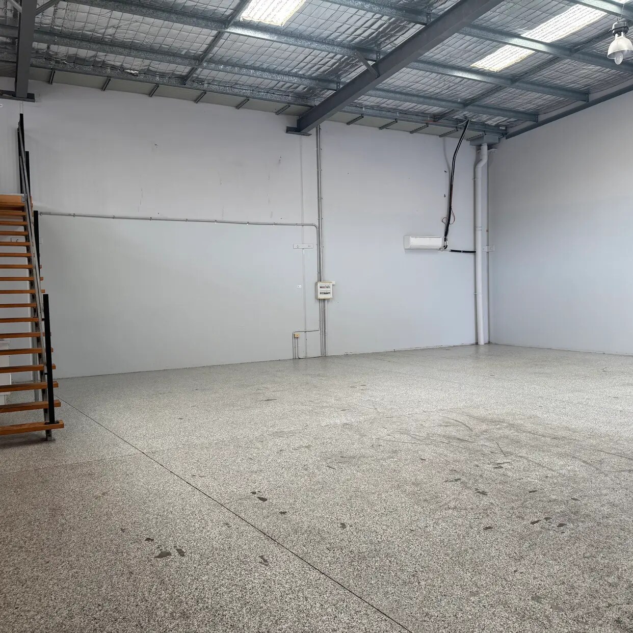 14 Activity Cres, Molendinar for lease Interior Photo- Image 1 of 1