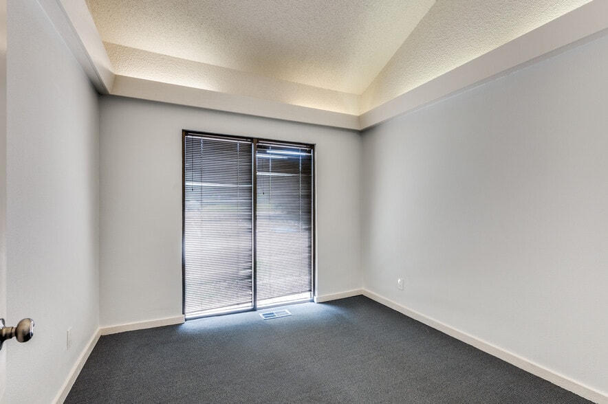 1725 Cimarron Trl, Hurst, TX for lease - Building Photo - Image 3 of 21