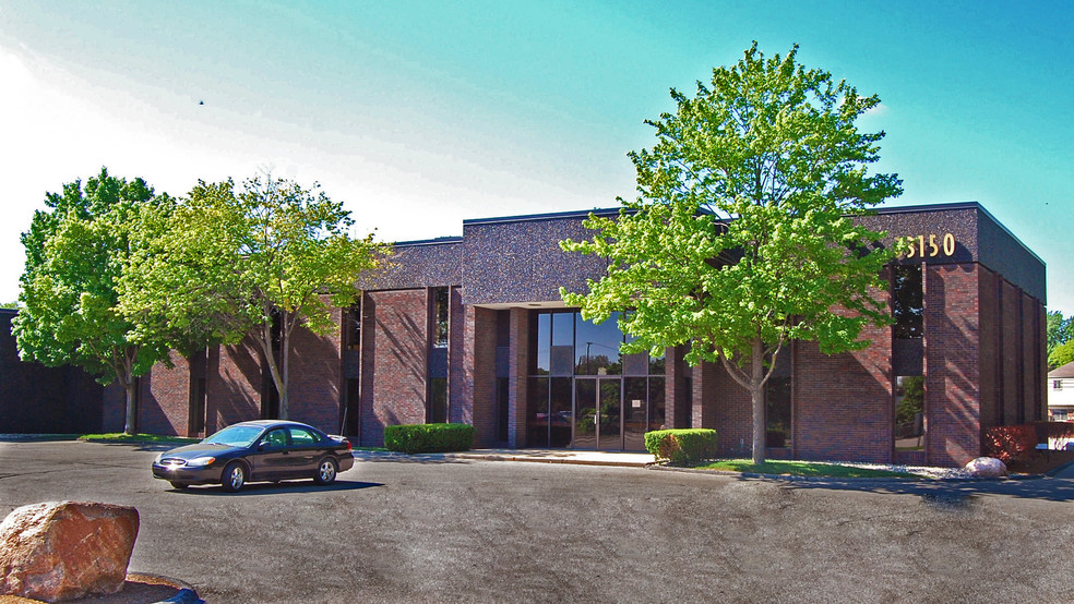 33150 Schoolcraft Rd, Livonia, MI for lease - Building Photo - Image 2 of 8