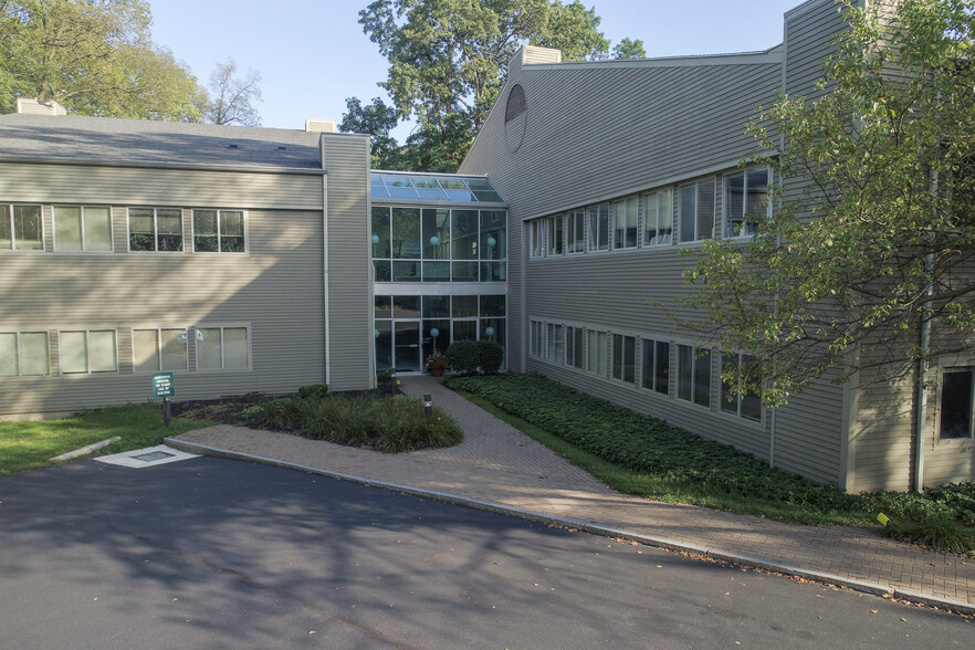 100 Linden Oaks Dr, Rochester, NY for lease - Building Photo - Image 3 of 26