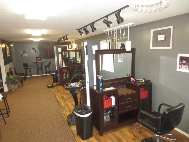 307 Broadway St Aurora In 47001 Freestanding Property For 5 400 Sf Retail Building Offered At 625 000 A 9 28 Cap Rate In Aurora