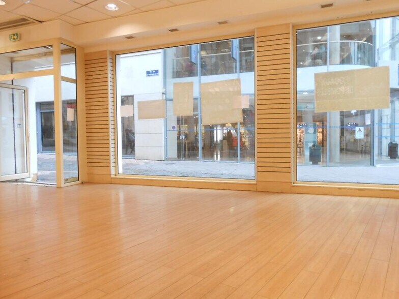 Retail in Poitiers for lease - Interior Photo - Image 3 of 7
