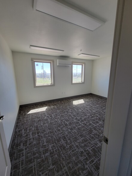 SW Layton Ct, Prineville, OR for lease - Interior Photo - Image 3 of 20