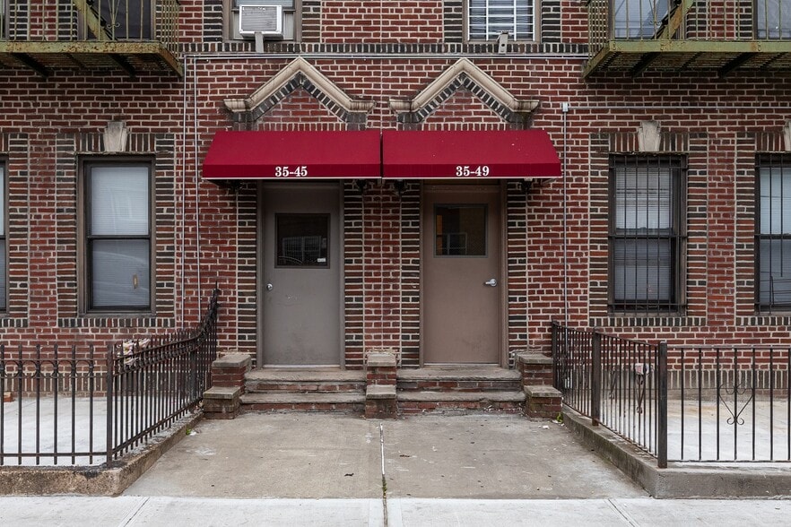 3545 Crescent St, Astoria, NY for sale - Building Photo - Image 2 of 10