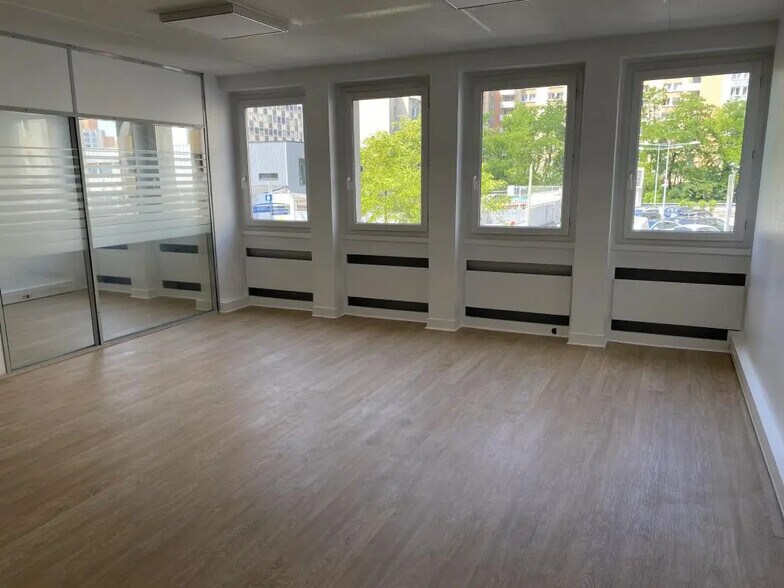Office in Créteil for lease - Interior Photo - Image 3 of 5