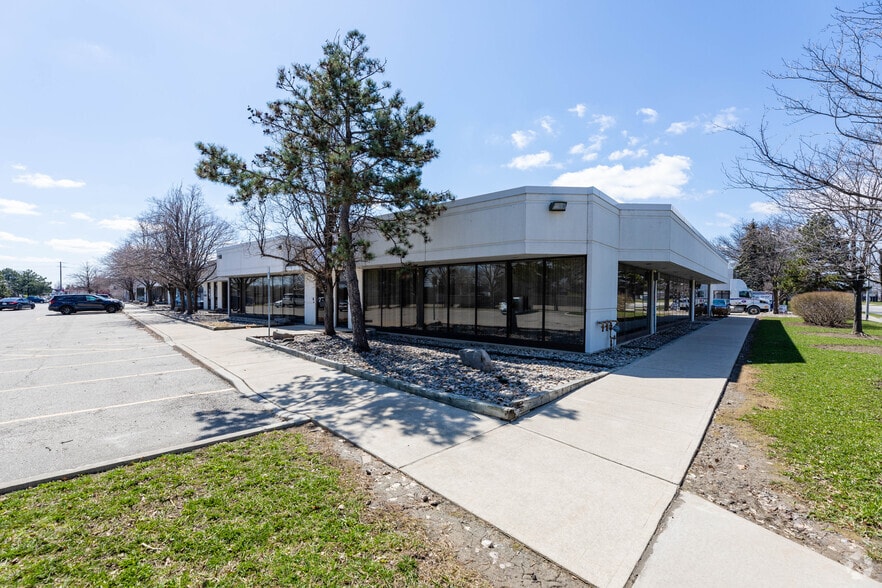 7560 Airport Rd, Mississauga, ON for lease - Building Photo - Image 2 of 5
