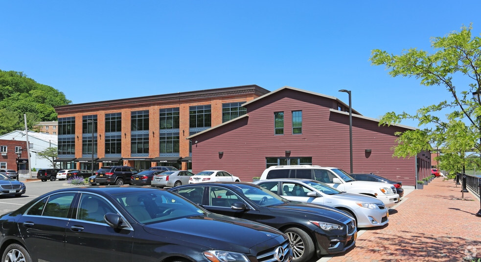 17-21 Lumber Rd, Roslyn, NY for lease - Building Photo - Image 2 of 2