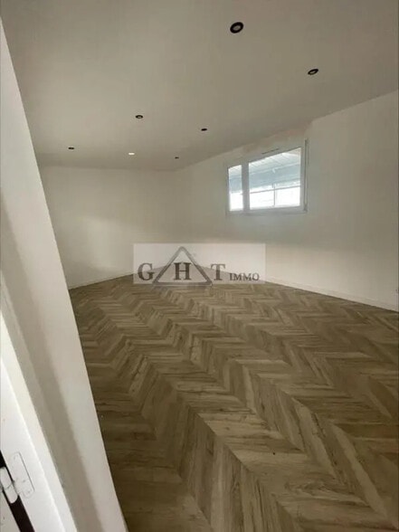 Office in Le Pin for lease - Interior Photo - Image 3 of 5