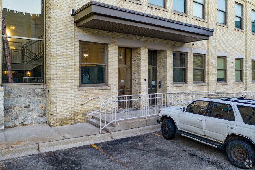 1037 W McKinley Ave, Milwaukee, WI for lease - Building Photo - Image 3 of 10