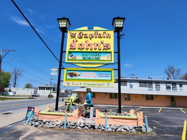 1424 Main St, Sylvan Beach, NY 13157 Captain John's Restaurant & Tiki