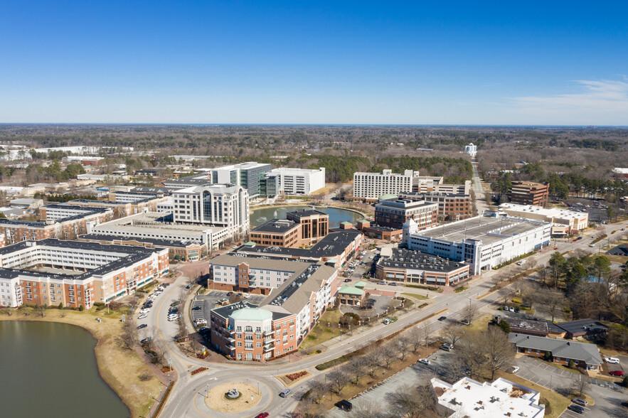 701 Town Center Dr, Newport News, VA for lease - Building Photo - Image 1 of 2