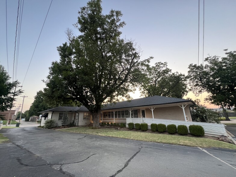 26 E 9th St, Edmond, OK for lease - Building Photo - Image 1 of 1