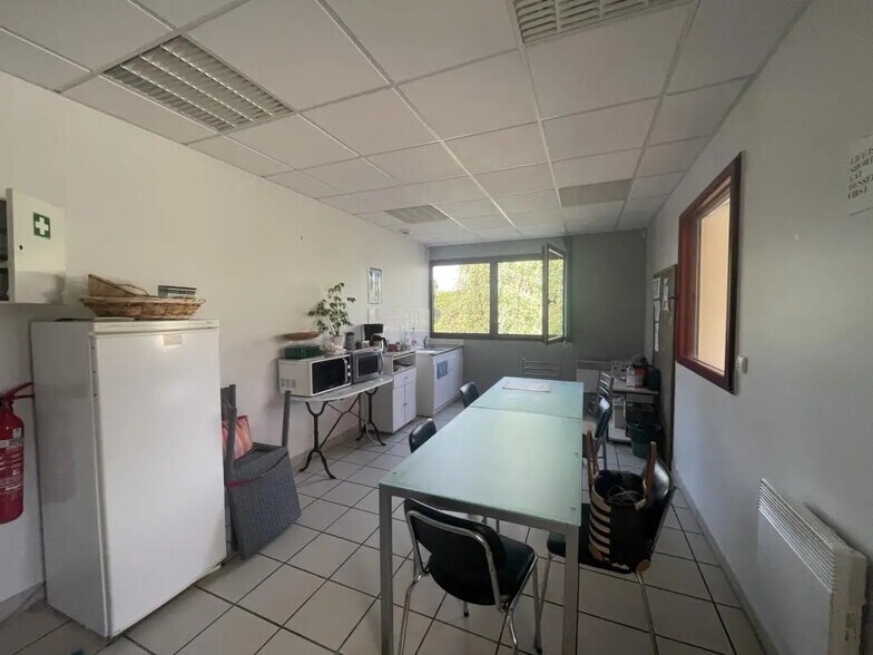 Office in Évreux for lease - Building Photo - Image 2 of 12