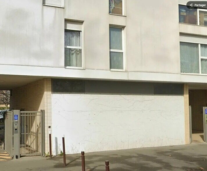 Retail in Stains for lease - Building Photo - Image 2 of 4