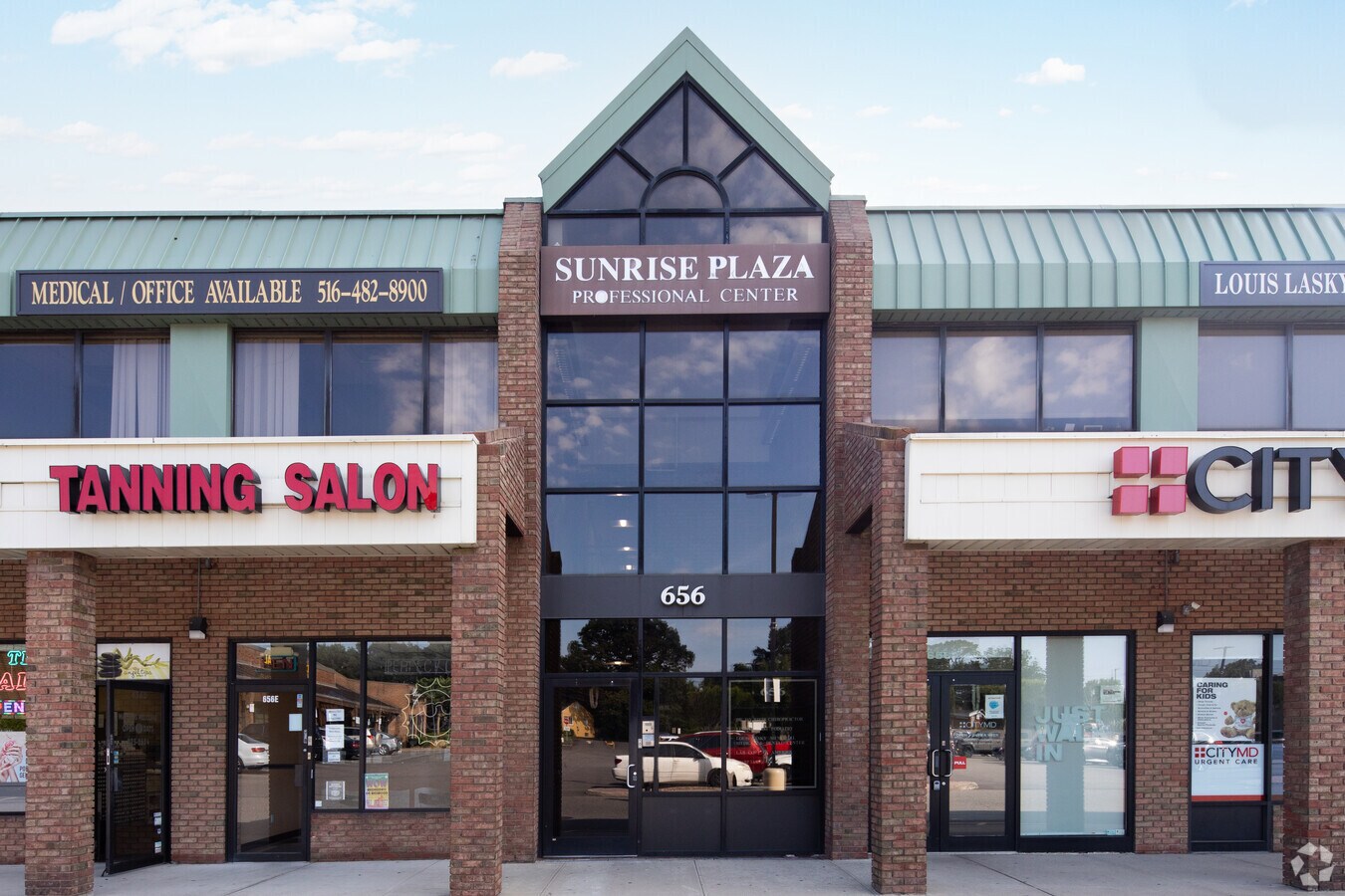 656 N Wellwood Ave, Lindenhurst, NY 11757 Sunrise Plaza Shopping