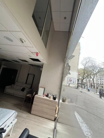 Retail in Paris for lease - Interior Photo - Image 1 of 1