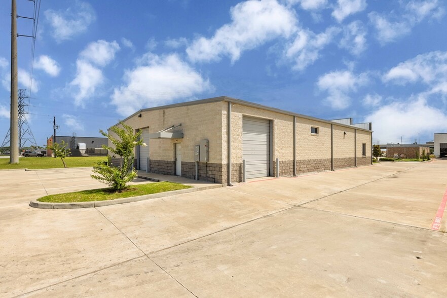 220 Ibis St, Webster, TX for lease - Building Photo - Image 3 of 15