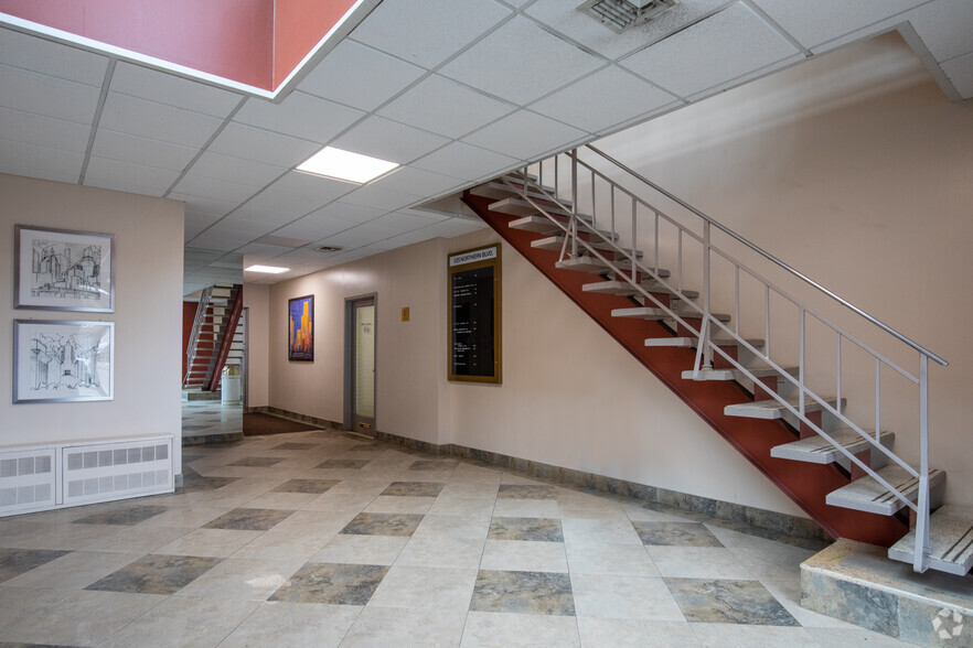 525 Northern Blvd, Great Neck, NY for lease - Lobby - Image 3 of 14