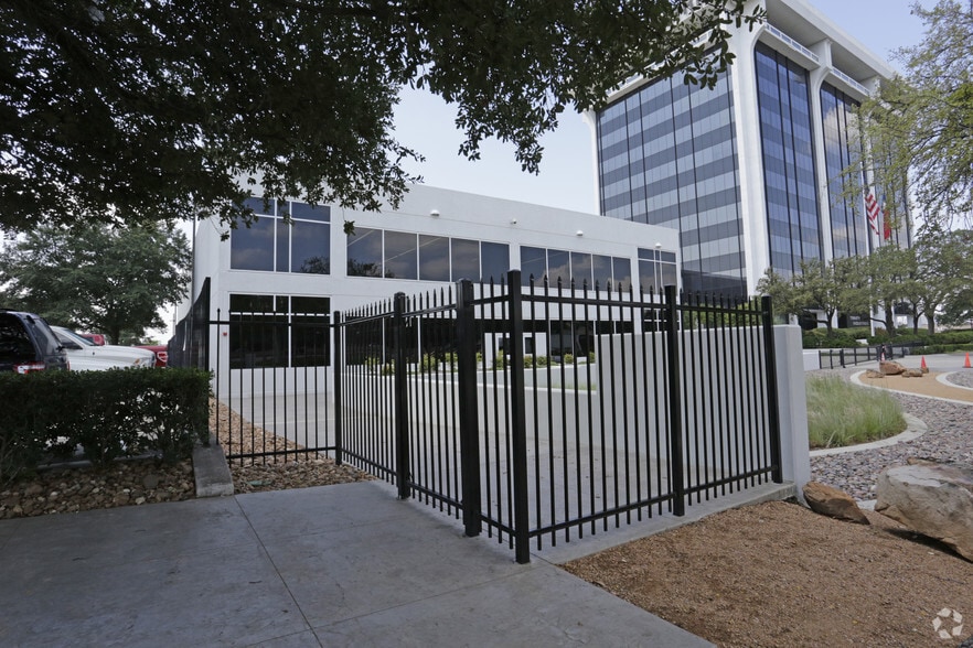 2525 N Stemmons Fwy, Dallas, TX for sale - Primary Photo - Image 1 of 6