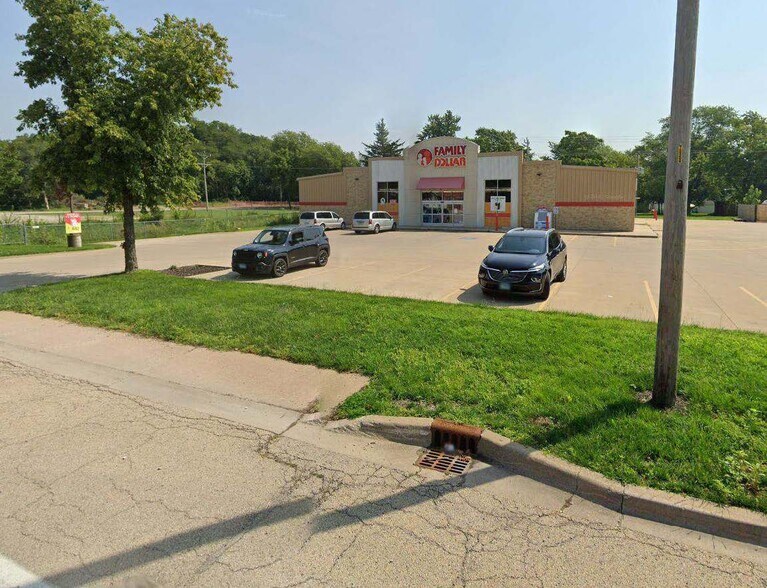 215 Chestnut st, Wenona, IL 61377 Family Dollar