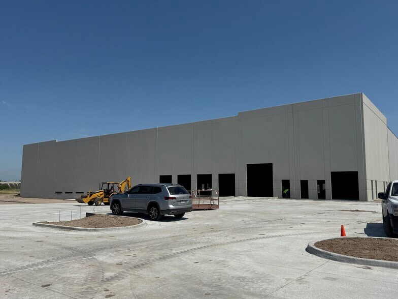 Industrial Circle, Brownsville, TX for lease - Building Photo - Image 1 of 6