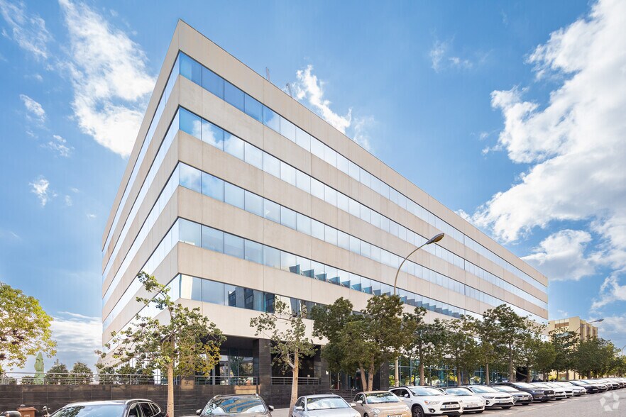 Carrer de Frederic Mompou, 4, Sant Just Desvern, Barcelona for lease - Building Photo - Image 3 of 6