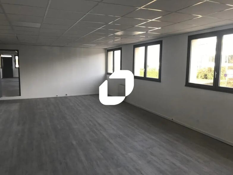 Flex in Émerainville for lease - Interior Photo - Image 3 of 3