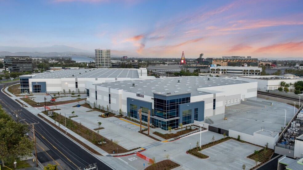 2120 E Howell Ave, Anaheim, CA for lease - Building Photo - Image 1 of 1