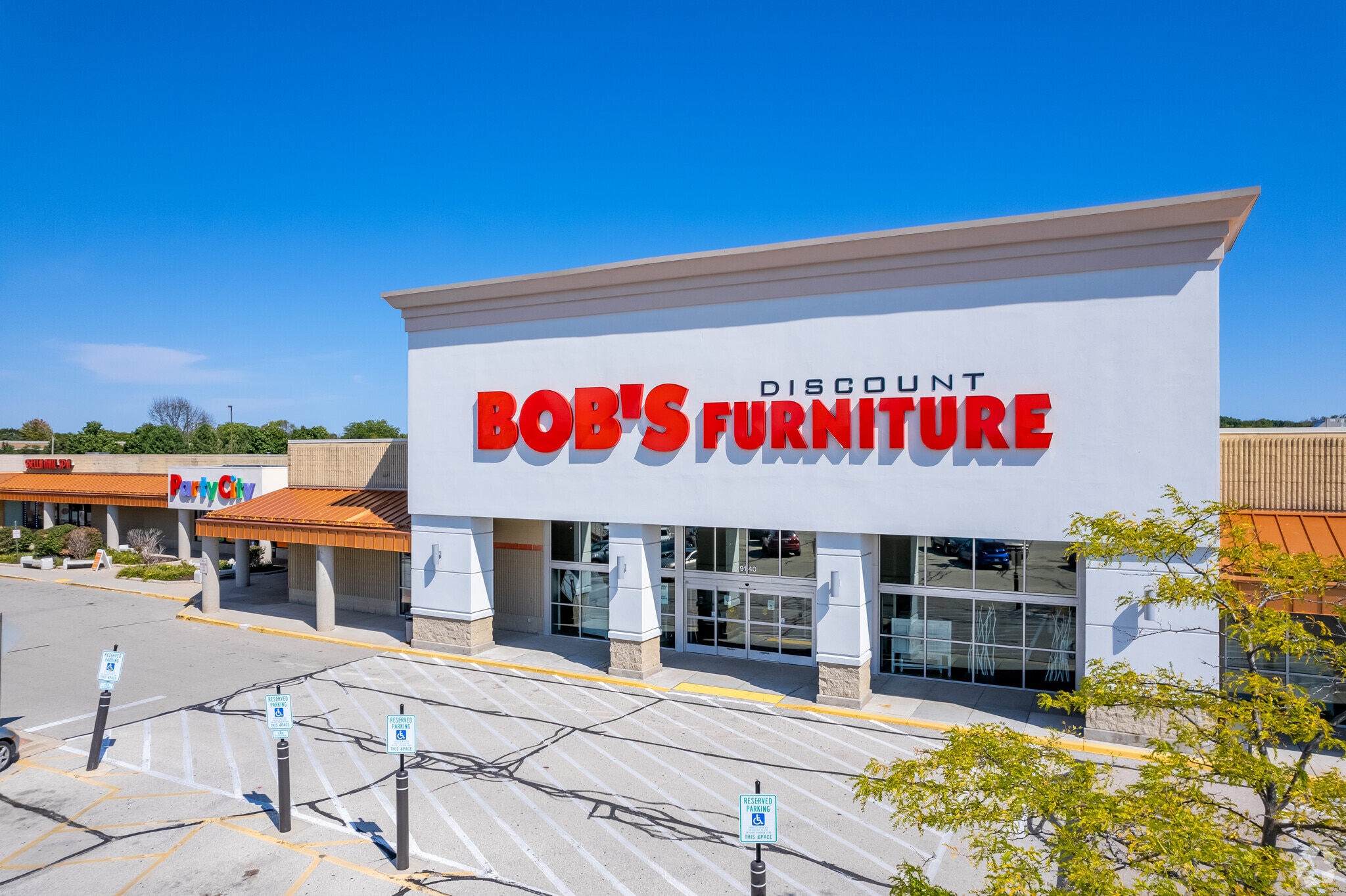 9124-9200 N Green Bay Ave, Brown Deer, WI for lease Primary Photo- Image 1 of 21