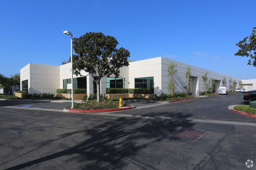 30 Fairbanks, Irvine, CA for lease - Building Photo - Image 2 of 8