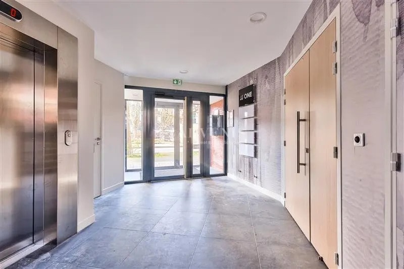 Office in Guyancourt for lease - Lobby - Image 3 of 4