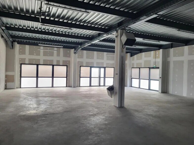 Flex in Saint-Priest for lease - Interior Photo - Image 3 of 5