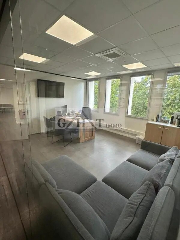 Office in Charenton-le-Pont for sale Interior Photo- Image 1 of 3