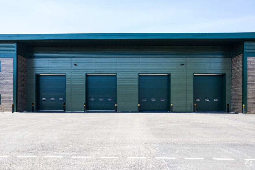 Brighton Rd, Crawley for lease - Building Photo - Image 2 of 33