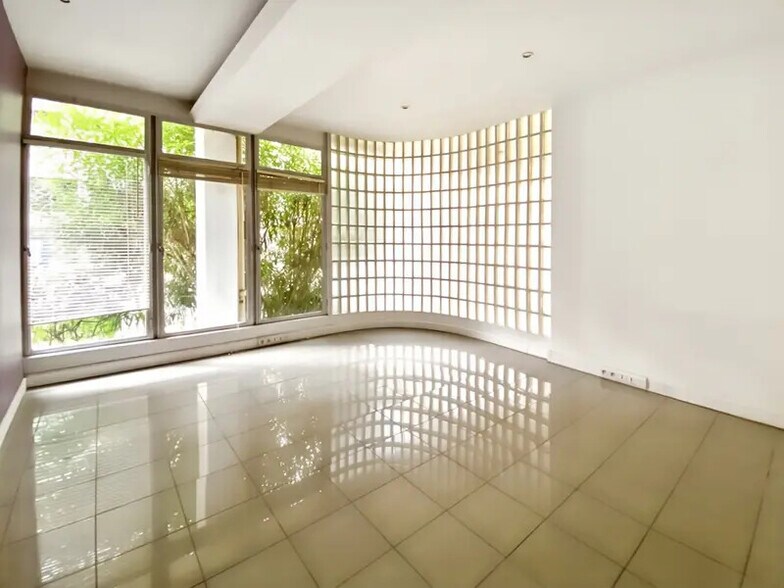 Office in Paris for lease - Building Photo - Image 2 of 6