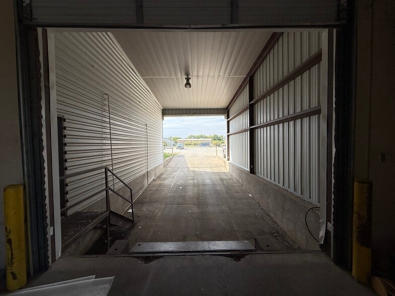 11647 Armetco Dr, Justin, TX for lease - Building Photo - Image 3 of 23