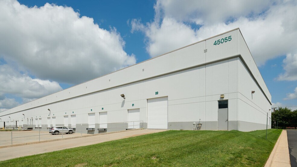 45055 Underwood Ln, Dulles, VA for sale - Primary Photo - Image 1 of 1