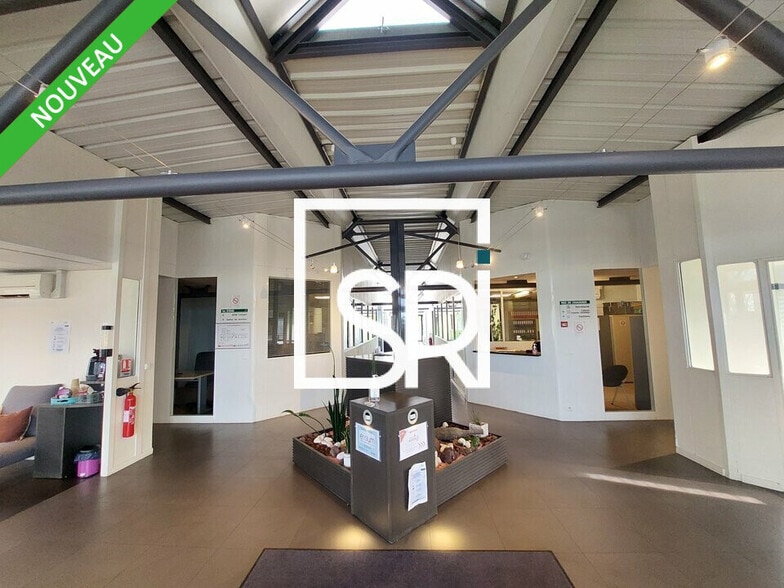 Office in Enval for sale - Lobby - Image 2 of 11