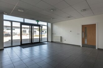 Ockham Dr, Greenford for lease Interior Photo- Image 2 of 5