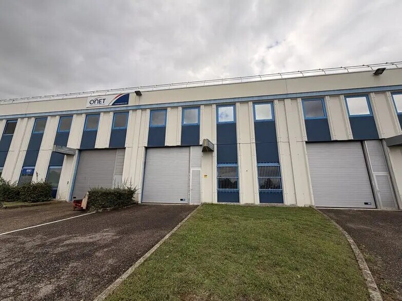 Office in Saint-Quentin-Fallavier for sale - Building Photo - Image 1 of 8