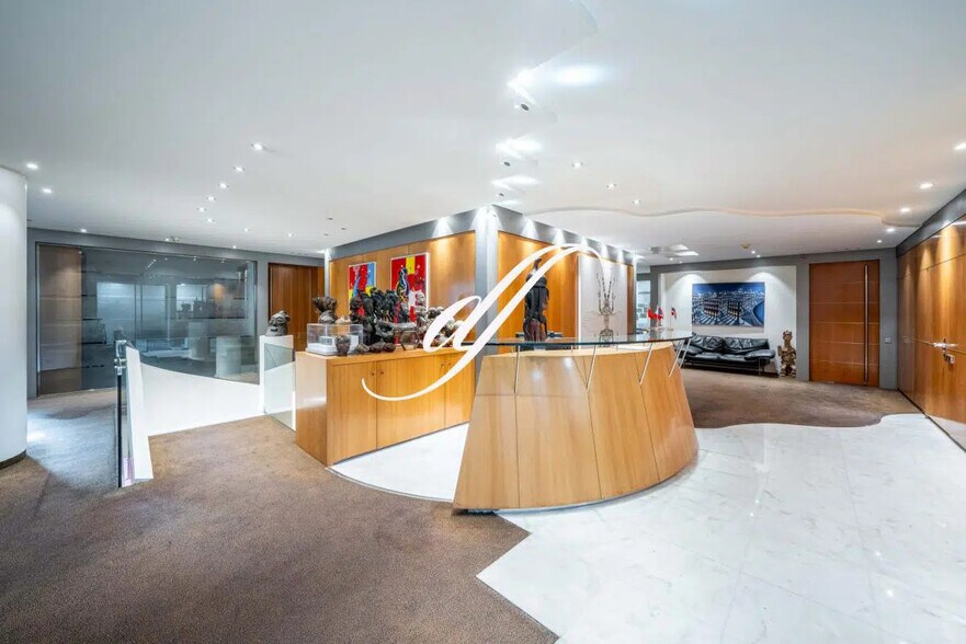 Flex in Saint-Cloud for sale - Interior Photo - Image 1 of 5