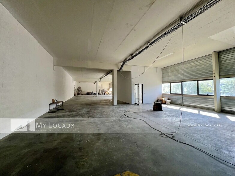 Flex in Taverny for lease - Interior Photo - Image 2 of 7