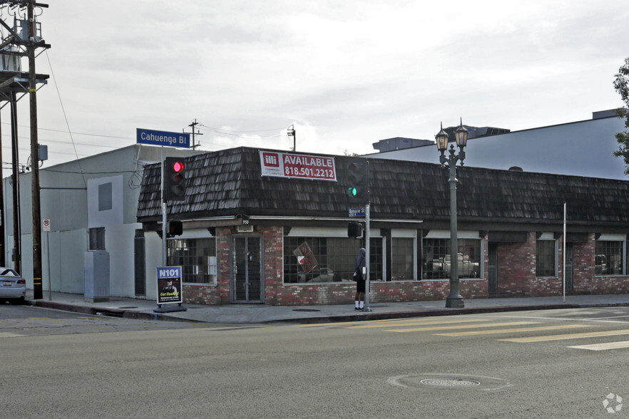 950 N Cahuenga Blvd, Los Angeles, CA for lease - Building Photo - Image 3 of 22