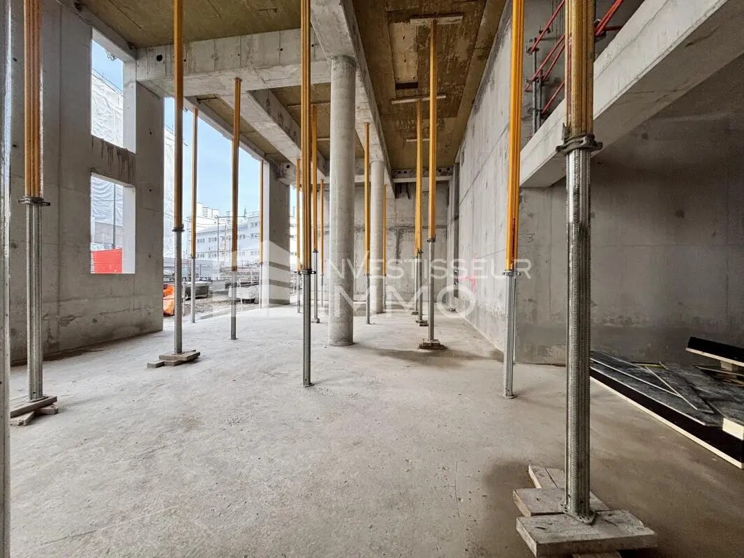 Retail in Ivry-sur-Seine for sale Construction Photo- Image 1 of 6